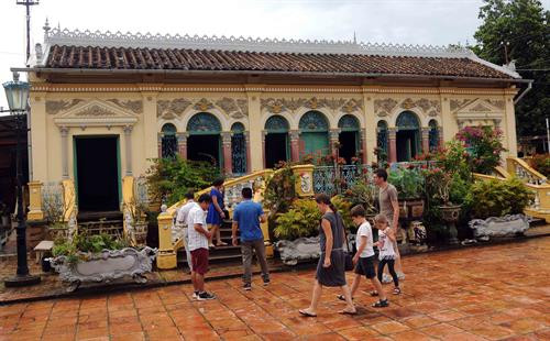 Du khách quốc tế tham quan nhà cổ.