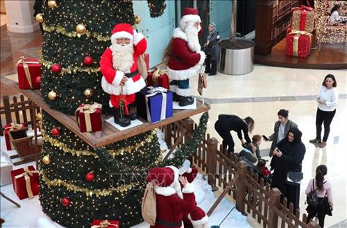 Cây thông Noel tại một trung tâm thương mại ở Istanbul, Thổ Nhĩ Kỳ Ảnh: THX/ TTXVN Cây thông Noel tại một trung tâm thương mại ở Istanbul, Thổ Nhĩ Kỳ Ảnh: THX/ TTXVN