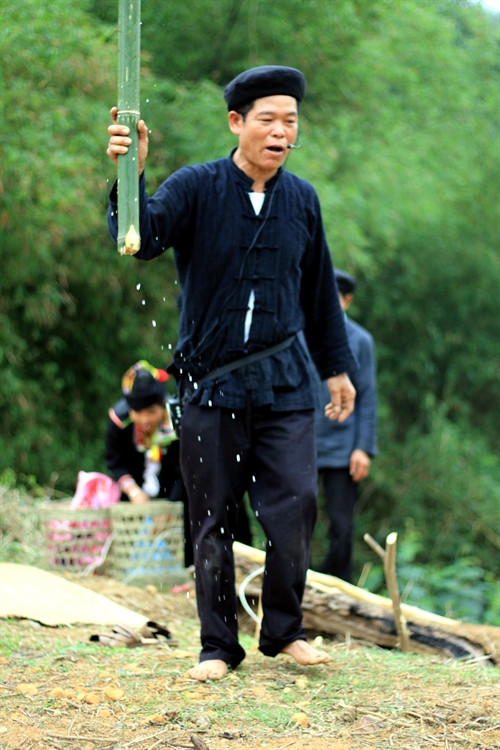 Sau khi hoàn tất lễ cúng, thầy cúng sẽ hắt hết nước từ các ống tre