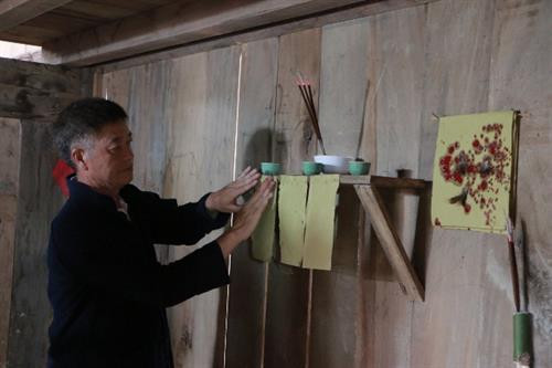 Dán các tờ giấy bản lên bàn thờ các vị trí trong ngôi nhà mới. Dán các tờ giấy bản lên bàn thờ các vị trí trong ngôi nhà mới.