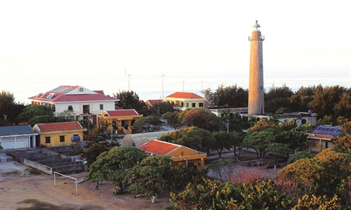 Một góc xã đảo Song Tử Tây Hệ thống điện gió trên đảo Song Tử Tây Lớp học ở xã đảo Song Tử Tây, nơi “ươm mầm” cho các thế hệ tương lai ở Trường Sa Chăn nuôi gia cầm góp phần đảm bảo dinh dưỡng cho các bữa ăn Các chiến sĩ tập thể dục, thể thao, rèn luyện sức khỏe vào buổi chiều hàng ngày Một góc xã đảo Song Tử Tây Hệ thống điện gió trên đảo Song Tử Tây Lớp học ở xã đảo Song Tử Tây, nơi “ươm mầm” cho các thế hệ tương lai ở Trường Sa Chăn nuôi gia cầm góp phần đảm bảo dinh dưỡng cho các bữa ăn Các chiến sĩ tập thể dục, thể thao, rèn luyện sức khỏe vào buổi chiều hàng ngày