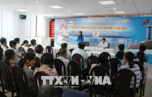 Quang cảnh buổi họp báo giới thiệu Chương trình giao lưu nghệ thuật “Hướng về biên giới, biển, đảo Tổ quốc” năm 2018. Ảnh: Tiến Lực – TTXVN . Quang cảnh buổi họp báo giới thiệu Chương trình giao lưu nghệ thuật “Hướng về biên giới, biển, đảo Tổ quốc” năm 2018. Ảnh: Tiến Lực – TTXVN .
