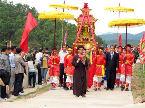 Lễ rước bài vị Tả Tướng quân Lê Bá Đức. Ảnh: Văn Đức - TTXVN Lễ rước bài vị Tả Tướng quân Lê Bá Đức. Ảnh: Văn Đức - TTXVN
