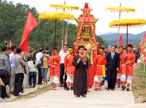 Lễ rước bài vị Tả Tướng quân Lê Bá Đức. Ảnh: Văn Đức - TTXVN