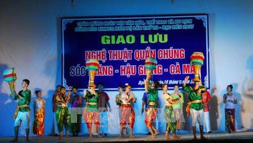 Một số tiết mục văn nghệ trong chương trình giao lưu nghệ thuật quần chúng tỉnh Sóc Trăng – Hậu Giang – Cà Mau diễn ra trong khuôn viên chùa Xiêm Cán (xã Vĩnh Trạch Đông, Thành phố Bạc Liêu, tỉnh Bạc Liêu). Ảnh: Mạnh Linh-TTXVN