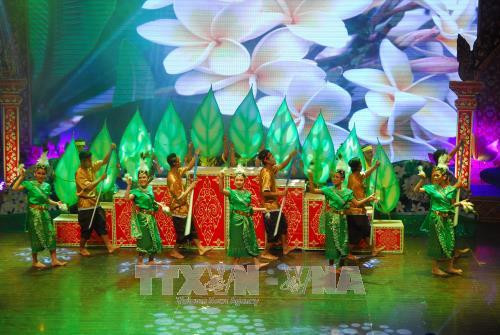 Tiết mục múa "cùng nhảy múa với chim công" do đoàn nghệ thuật quần chúng thành phố Cần Thơ biểu diễn tại liên hoan. Ảnh: Mạnh Linh-TTXVN