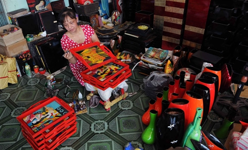 Trung bình một sản phẩm sơn mài phải mất từ 3-6 tháng mới đạt yêu cầu chất lượng.