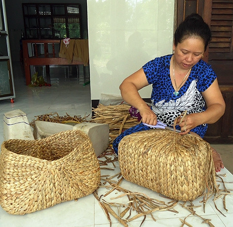 Nghề đan lục bình đã giúp nhiều gia đình có thêm thu nhập.