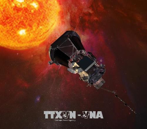 Hình ảnh mô phỏng tàu vũ trụ Parker Solar Probe thực hiện nhiệm vụ nghiên cứu bầu khí quyển của Mặt Trời. Ảnh: AFP/TTXVN