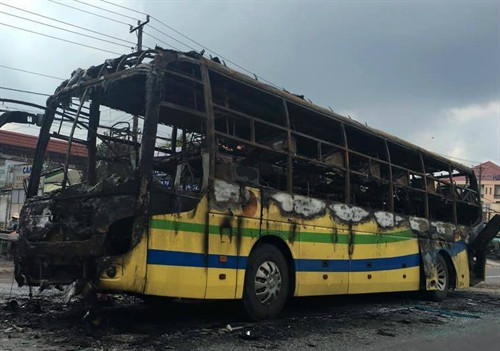 Xe khách giường nằm tuyến Bình Thuận – Sài Gòn biển kiểm soát 86B - 005.49 bị cháy rụi. Ảnh: Sỹ Tuyên- TTXVN Xe khách giường nằm tuyến Bình Thuận – Sài Gòn biển kiểm soát 86B - 005.49 bị cháy rụi. Ảnh: Sỹ Tuyên- TTXVN
