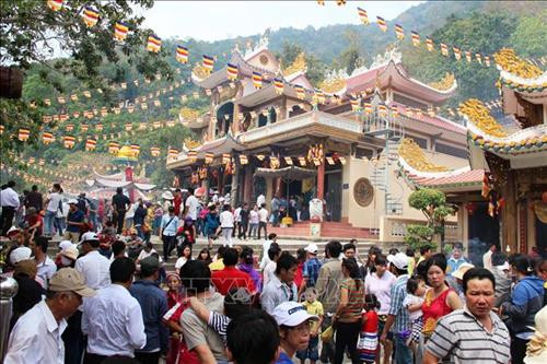 Du khách đến hành hương, thăm viếng Chùa Bà. Ảnh: Lê Đức Hoảnh – TTXVN