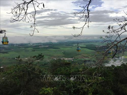 Du khách lên chùa Bà bằng hệ thống cáp treo theo công nghệ Châu Âu. Ảnh: Lê Đức Hoảnh – TTXVN