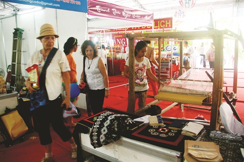 Với quy mô hàng trăm gian hàng, đại diện cho 30/47 nghề truyền thống tiêu biểu, Liên hoan đã góp phần bảo tồn, tôn vinh các nghề thủ công truyền thống của thủ đô