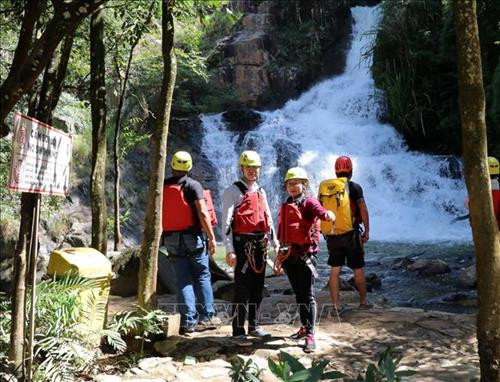 Nhiều khu vực trên Tour du lịch thác Datanla có biển cảnh báo nguy hiểm. Ảnh: Quốc Hùng- Đặng Tuấn (TTXVN) Hướng dẫn viên du lịch kiểm tra an toàn trước khi cho du khách trượt thác. Ảnh: Quốc Hùng- Đặng Tuấn (TTXVN) Du khách được yêu cầu móc dây bảo hiểm khi đứng tại những vị trí nguy hiểm. Ảnh: Quốc Hùng- Đặng Tuấn (TTXVN) Nhiều khu vực trên Tour du lịch thác Datanla có biển cảnh báo nguy hiểm. Ảnh: Quốc Hùng- Đặng Tuấn (TTXVN) Hướng dẫn viên du lịch kiểm tra an toàn trước khi cho du khách trượt thác. Ảnh: Quốc Hùng- Đặng Tuấn (TTXVN) Du khách được yêu cầu móc dây bảo hiểm khi đứng tại những vị trí nguy hiểm. Ảnh: Quốc Hùng- Đặng Tuấn (TTXVN)