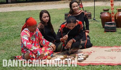 Chủ nhà mời rượu, mời cơm cho những người có vai vế trong dòng họ, đặc biệt là những người phụ nữ theo vai vế. Ảnh: H. Hải