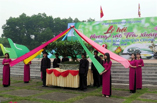 Lễ rước cây chè cổ.