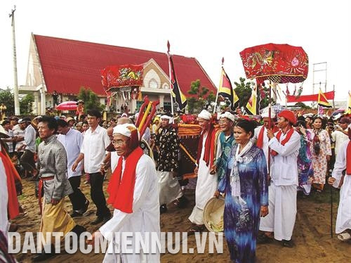 Rước xiêm y Thánh Mẫu Ina Nagar trong lễ hội Kate. Ảnh: Văn Trãi Rước xiêm y Thánh Mẫu Ina Nagar trong lễ hội Kate. Ảnh: Văn Trãi