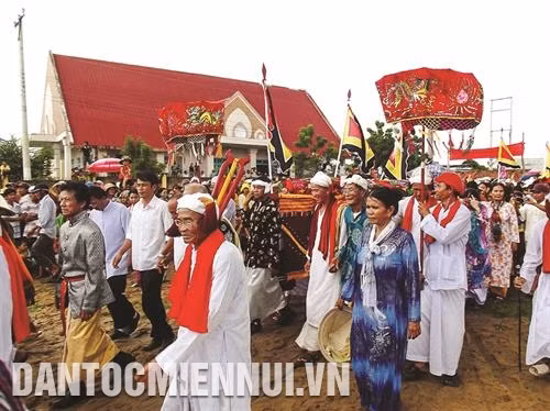 Rước xiêm y Thánh Mẫu Ina Nagar trong lễ hội Kate. Ảnh: Văn Trãi