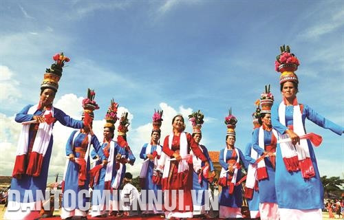 Những điệu múa truyền thống được phụ nữ Chăm biểu diễn trong những ngày diễn ra lễ hội Kate. Ảnh: Văn Trãi Những điệu múa truyền thống được phụ nữ Chăm biểu diễn trong những ngày diễn ra lễ hội Kate. Ảnh: Văn Trãi