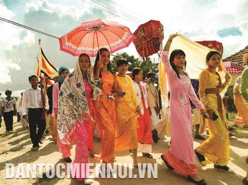 Thiếu nữ Chăm trong trang phục áo dài truyền thống nô nức tham gia lễ hội Kate. Ảnh: Văn Trãi Thiếu nữ Chăm trong trang phục áo dài truyền thống nô nức tham gia lễ hội Kate. Ảnh: Văn Trãi