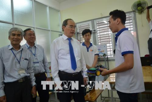 Đồng chí Nguyễn Thiện Nhân, Ủy viên Bộ Chính trị, Bí thư Thành ủy Thành phố Hồ Chí Minh trao đổi với sinh viên nhà trường. Ảnh: Thu Hoài – TTXVN Đồng chí Nguyễn Thiện Nhân, Ủy viên Bộ Chính trị, Bí thư Thành ủy Thành phố Hồ Chí Minh trao đổi với sinh viên nhà trường. Ảnh: Thu Hoài – TTXVN