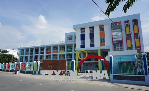 Trường Mầm non Sen Hồng (phường Tân Tạo, quận Bình Tân) sẽ được đưa vào sử dụng trong năm học mới 2018-2019 với quy mô 20 phòng học. Ảnh: Thu Hoài -TTXVN Trường Mầm non Sen Hồng (phường Tân Tạo, quận Bình Tân) sẽ được đưa vào sử dụng trong năm học mới 2018-2019 với quy mô 20 phòng học. Ảnh: Thu Hoài -TTXVN