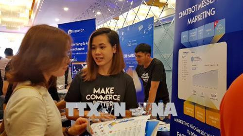 Các đại biểu tham quan và tìm hiểu sản phẩm, dịch vụ cung ứng tại các gian hàng giới thiệu xu hướng ứng dụng công nghệ trong tiếp thị. Ảnh: Thế Anh-TTXVN Các đại biểu tham quan và tìm hiểu sản phẩm, dịch vụ cung ứng tại các gian hàng giới thiệu xu hướng ứng dụng công nghệ trong tiếp thị. Ảnh: Thế Anh-TTXVN