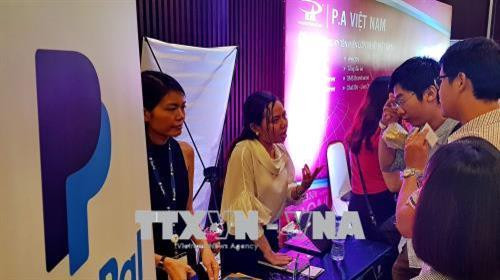 Các đại biểu tham quan và tìm hiểu sản phẩm, dịch vụ cung ứng tại các gian hàng giới thiệu xu hướng ứng dụng công nghệ trong tiếp thị. Ảnh: Thế Anh-TTXVN Các đại biểu tham quan và tìm hiểu sản phẩm, dịch vụ cung ứng tại các gian hàng giới thiệu xu hướng ứng dụng công nghệ trong tiếp thị. Ảnh: Thế Anh-TTXVN