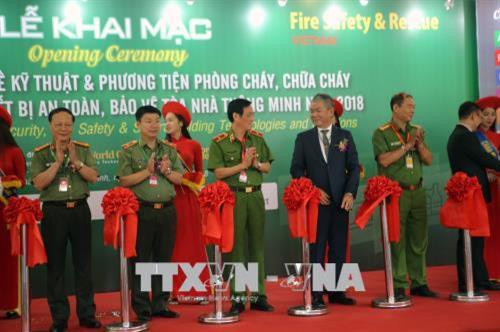 Các đại biểu cắt băng khai mạc triển lãm. Ảnh: Thành Chung - TTXVN