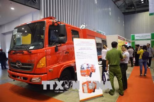 Nhiều phương tiện, thiết bị PCCC hiện đại được giới thiệu tại triển lãm. Ảnh: Thành Chung – TTXVN