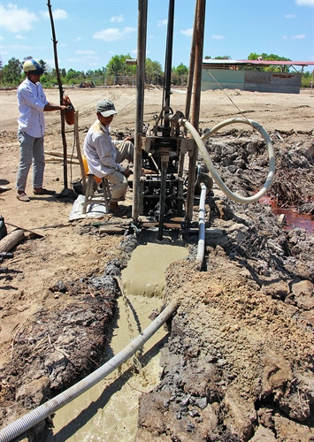 Người dân Cà Mau khoan giếng để lấy nước ngọt. Người dân Cà Mau khoan giếng để lấy nước ngọt.