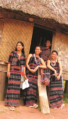 Nam nữ Cơ-tu bên nhà Moong Nam nữ Cơ-tu bên nhà Moong