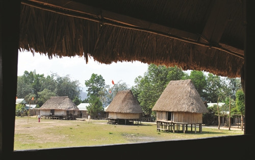 Nhà Moong của đồng bào Cơ-tu ở thôn Pơ ning, xã Lăng, huyện Tây Giang (Quảng Nam) Nhà Moong của đồng bào Cơ-tu ở thôn Pơ ning, xã Lăng, huyện Tây Giang (Quảng Nam)