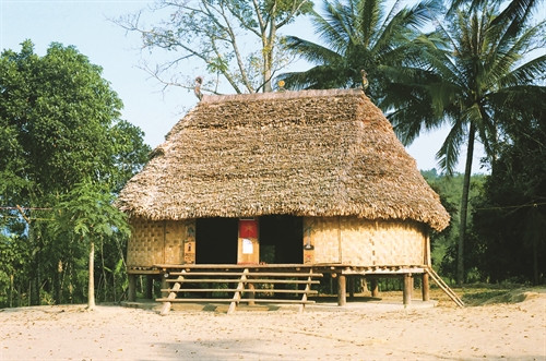 Moong là loại nhà gươl có kiến trúc độc đáo với nhiều cột phụ xung quanh mà không có cột cái Moong là loại nhà gươl có kiến trúc độc đáo với nhiều cột phụ xung quanh mà không có cột cái