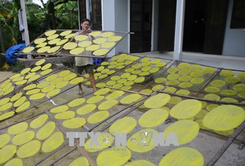 Công đoạn phơi bánh tráng. Ảnh: Hồ Cầu - TTXVN