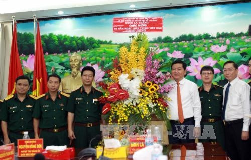 Đồng chí Đinh La Thăng, Ủy viên Bộ Chính trị, Bí thư Thành ủy Thành phố Hồ Chí Minh thăm và tặng hoa chúc mừng tập thể lãnh đạo, y, bác sỹ Bệnh viện Quân y 175. Ảnh: Phương Vy-TTXVN. Đồng chí Đinh La Thăng, Ủy viên Bộ Chính trị, Bí thư Thành ủy Thành phố Hồ Chí Minh thăm và tặng hoa chúc mừng tập thể lãnh đạo, y, bác sỹ Bệnh viện Quân y 175. Ảnh: Phương Vy-TTXVN.