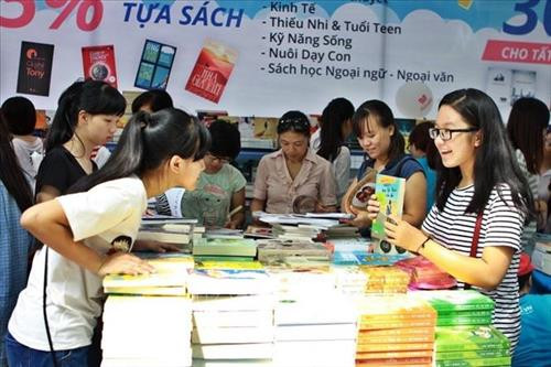 Nhiều độc giả thiếu nhi Thủ đô thích thú với các cuốn sách tại Hội chợ Sách Quốc tế - Việt Nam lần thứ 5 (2015). Ảnh: Minh Quyết – TTXVN Nhiều độc giả thiếu nhi Thủ đô thích thú với các cuốn sách tại Hội chợ Sách Quốc tế - Việt Nam lần thứ 5 (2015). Ảnh: Minh Quyết – TTXVN