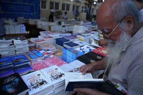 Độc giả cao tuổi lựa chon sách tại Hội sách Hà Nội lần thứ V năm 2018. Ảnh: Minh Quyết – TTXVN Độc giả cao tuổi lựa chon sách tại Hội sách Hà Nội lần thứ V năm 2018. Ảnh: Minh Quyết – TTXVN