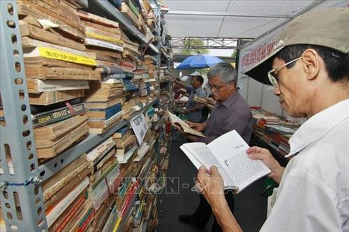 Gian trưng bày sách tại Hội sách Hà Nội 2015 với chủ đề "Sách và Di sản" thu hút nhiều độc giả lớn tuổi (2015). Ảnh: Minh Quyết - TTXVN Gian trưng bày sách tại Hội sách Hà Nội 2015 với chủ đề "Sách và Di sản" thu hút nhiều độc giả lớn tuổi (2015). Ảnh: Minh Quyết - TTXVN