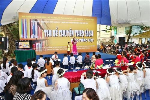 Chương trình thi kể chuyện theo sách bằng tiếng Việt tại Ngày hội Sách năm 2018. Ảnh: Minh Quyết - TTXVN Chương trình thi kể chuyện theo sách bằng tiếng Việt tại Ngày hội Sách năm 2018. Ảnh: Minh Quyết - TTXVN