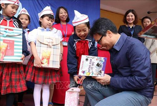 Phó Thủ tướng Vũ Đức Đam tặng sách cho học sinh Trường Tiểu học Dạ Trạch (xã Dạ Trạch, huyện Khoái Châu, tỉnh Hưng Yên). Ảnh: Đinh Tuấn - TTXVN Phó Thủ tướng Vũ Đức Đam tặng sách cho học sinh Trường Tiểu học Dạ Trạch (xã Dạ Trạch, huyện Khoái Châu, tỉnh Hưng Yên). Ảnh: Đinh Tuấn - TTXVN