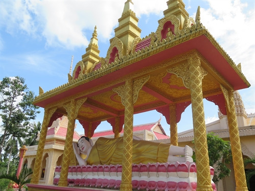 Tượng Phật nằm được xây dựng tôn nghiêm trong khuôn viên Chùa