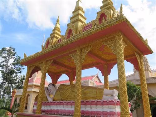 Tượng Phật nằm được xây dựng tôn nghiêm trong khuôn viên Chùa