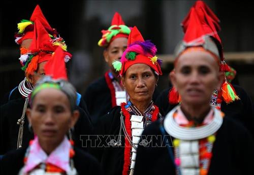 Trang phục của phụ nữa ngành Dao đỏ mang nhiều màu sắc. Ảnh: Phan Tuấn Anh – TTXVN Các già làng, trưởng họ dân tộc Dao đỏ ở bản Huổi Sâu, xã Pa Tần, huyện Nậm Pồ. Ảnh: Phan Tuấn Anh – TTXVN Một lớp học của con em đồng bào dân tộc Dao đỏ ở bản Huổi Sâu, xã Pa Tần, huyện Nậm Pồ. Ảnh: Phan Tuấn Anh – TTXVN Những phụ nữ Dao đỏ trong trang phục truyền thống. Ảnh: Phan Tuấn Anh – TTXVN Một góc bản làng của đồng bào Dao đỏ xã Huổi Sâu, huyện Nậm Pồ. Ảnh: Phan Tuấn Anh – TTXVN Cuộc sống thường ngày của đồng bào Dao đỏ. Ảnh: Phan Tuấn Anh – TTXVN Trang sức của dân tộc Dao, ngành Dao đỏ. Ảnh: Phan Tuấn Anh – TTXVN Trang phục của phụ nữa ngành Dao đỏ mang nhiều màu sắc. Ảnh: Phan Tuấn Anh – TTXVN Các già làng, trưởng họ dân tộc Dao đỏ ở bản Huổi Sâu, xã Pa Tần, huyện Nậm Pồ. Ảnh: Phan Tuấn Anh – TTXVN Một lớp học của con em đồng bào dân tộc Dao đỏ ở bản Huổi Sâu, xã Pa Tần, huyện Nậm Pồ. Ảnh: Phan Tuấn Anh – TTXVN Những phụ nữ Dao đỏ trong trang phục truyền thống. Ảnh: Phan Tuấn Anh – TTXVN Một góc bản làng của đồng bào Dao đỏ xã Huổi Sâu, huyện Nậm Pồ. Ảnh: Phan Tuấn Anh – TTXVN Cuộc sống thường ngày của đồng bào Dao đỏ. Ảnh: Phan Tuấn Anh – TTXVN Trang sức của dân tộc Dao, ngành Dao đỏ. Ảnh: Phan Tuấn Anh – TTXVN