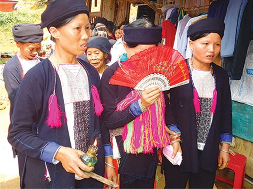 Hai người phù dâu luôn đồng hành cùng cô dâu trong ngày cưới. Hai người phù dâu luôn đồng hành cùng cô dâu trong ngày cưới.