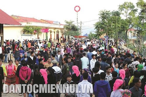 Phiên chợ năm nào cũng đông nghẹt người, khách du lịch từ khắp nơi đổ về nườm nượp