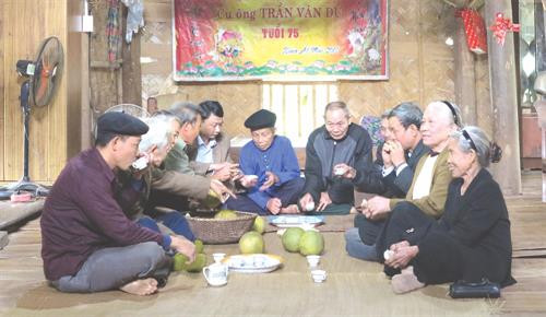 Người cao tuổi Cây Lai thưởng thức trái bưởi Sửu, đàm đạo câu chuyện chuẩn bị đón Xuân, vui Tết. Người cao tuổi Cây Lai thưởng thức trái bưởi Sửu, đàm đạo câu chuyện chuẩn bị đón Xuân, vui Tết.