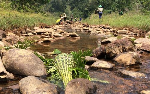 Trước đây chủ yếu dùng lá cây, thân tre và đất sét để ngăn dòng sông, nhưng mất thời gian và tốn nhiều công sức. Bây giờ khi có tấm bạt, áo mưa, người dân thường dùng những thứ này để ngăn sông. Trước đây chủ yếu dùng lá cây, thân tre và đất sét để ngăn dòng sông, nhưng mất thời gian và tốn nhiều công sức. Bây giờ khi có tấm bạt, áo mưa, người dân thường dùng những thứ này để ngăn sông.