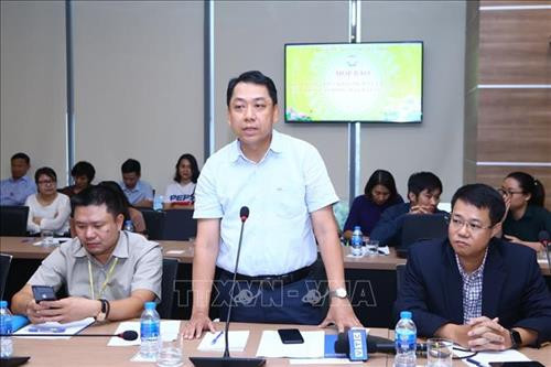 Đại diện nhà mạng Mobifone trả lời câu hỏi của phóng viên báo, đài. Ảnh: Minh Quyết - TTXVN Đại diện nhà mạng Mobifone trả lời câu hỏi của phóng viên báo, đài. Ảnh: Minh Quyết - TTXVN