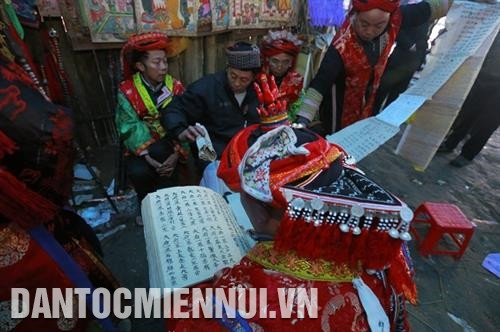 Người được cấp sắc sẽ nhận ấn gỗ khắc hình sư tử, bản sớ chữ Nôm ghi lai lịch, lý do sắc phong, những điều giáo huấn phải tuân thủ. Kể từ đây, các học trò chính thức được cấp sắc 12 đèn và công nhận trưởng thành. Ảnh: Nguyễn Bích Người được cấp sắc sẽ nhận ấn gỗ khắc hình sư tử, bản sớ chữ Nôm ghi lai lịch, lý do sắc phong, những điều giáo huấn phải tuân thủ. Kể từ đây, các học trò chính thức được cấp sắc 12 đèn và công nhận trưởng thành. Ảnh: Nguyễn Bích